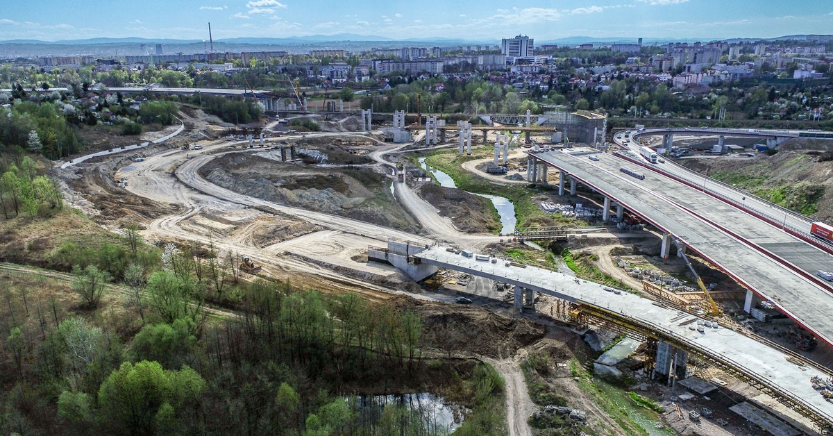 Budowa drogi ekspresowej S7 w Krakowie. Imponujące estakady rosną w oczach [ZDJĘCIA]