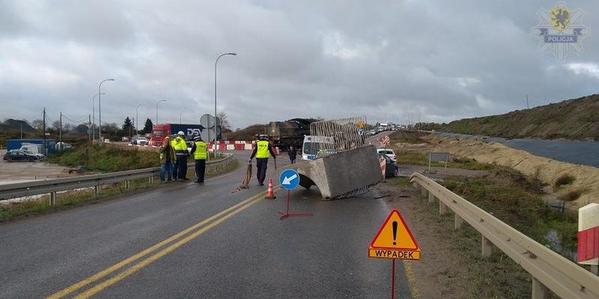 Betonowy blok o wadze 6 ton spadł z ciężarówki na jadące auta