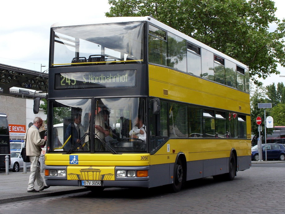 Żółte piętrowe autobusy to wizytówka Berlina, podobnie jak Ampelman, czyli ludzik ze świateł oraz miś - symbol miasta