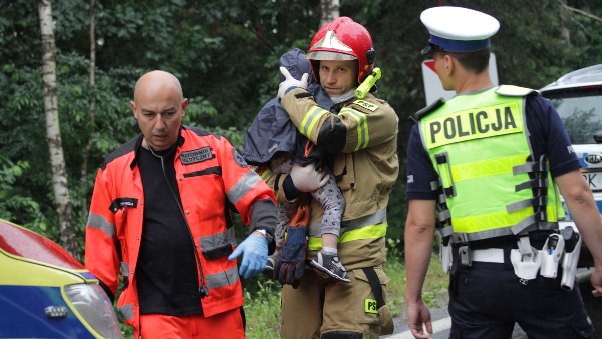 Wypadek pod Stalową Wolą. Osierocony Sebastian na rękach strażaka