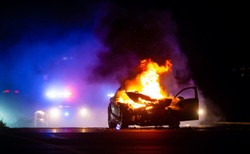 Policjant wyciągnął kobietę z płonącego auta. NAGRANIE z kamery osobistej