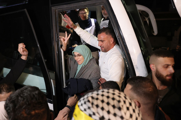 Krewni witają uwolnionych palestyńskich więźniów z izraelskiego więzienia wojskowego Ofer po przybyciu do Ramallah