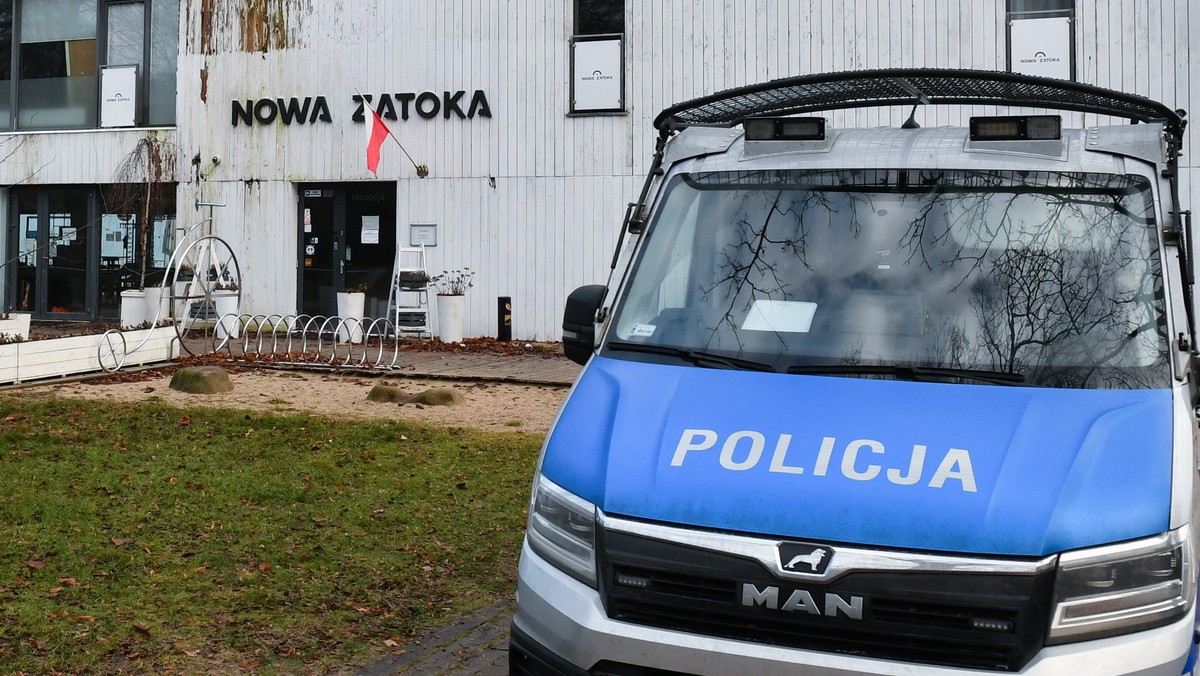 Pies tropiący i wojskowy namiot. Policja rozkopuje teren przy Zatoce Sztuki