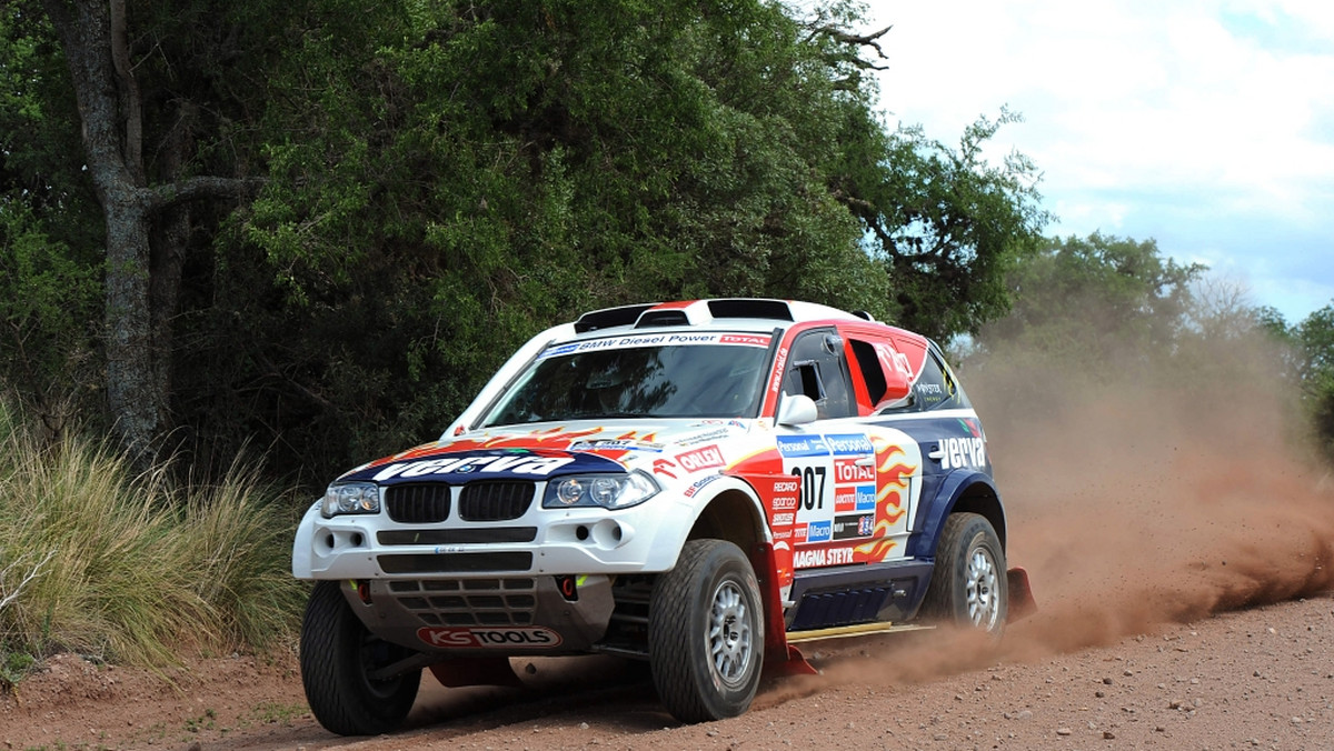 Czwartek był bez cienia wątpliwości dniem polskich kierowców podczas Sealine Cross Country Rally. Zawodnicy Poland National Team zgotowali prawdziwe oblężenie Nasserowi Al-Attiyah. Katarczyk po raz kolejny stawił się na mecie z najlepszym czasem, ale krótko po nim dojechali na nią kolejno Marek Dąbrowski, Krzysztof Hołowczyc i Adam Małysz. Nieudany trzeci etap zmagań powetował sobie Rafał Sonik, który był najszybszy w stawce quadów.