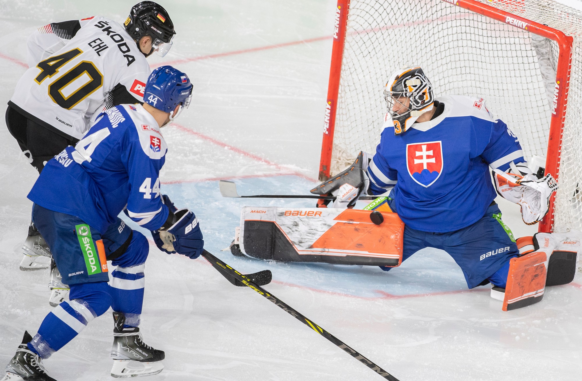 Sprava Dominik Riečický, Mislav Rosandič (obaja Slovensko) a Alexander Ehl (Nemecko).