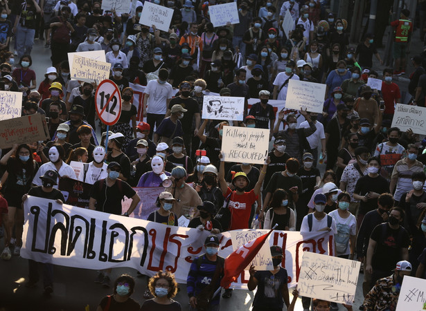 epa09043147 Anti-government protesters march on the street to the prime minister's residence during a protest in Bangkok, Thailand, 28 February 2021. Thousands of the anti-government protesters march from Victory Monument to the prime minister's residence inside a military base, as police used tear gas, rubber bullets and several protesters were arrested. Thailand has been facing political turmoil amid months-long street protests calling for political and monarchy reform. EPA/NARONG SANGNAK Dostawca: PAP/EPA.