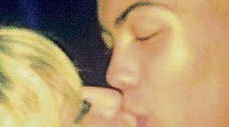 Óvónőt csókolt Ronaldo fia
