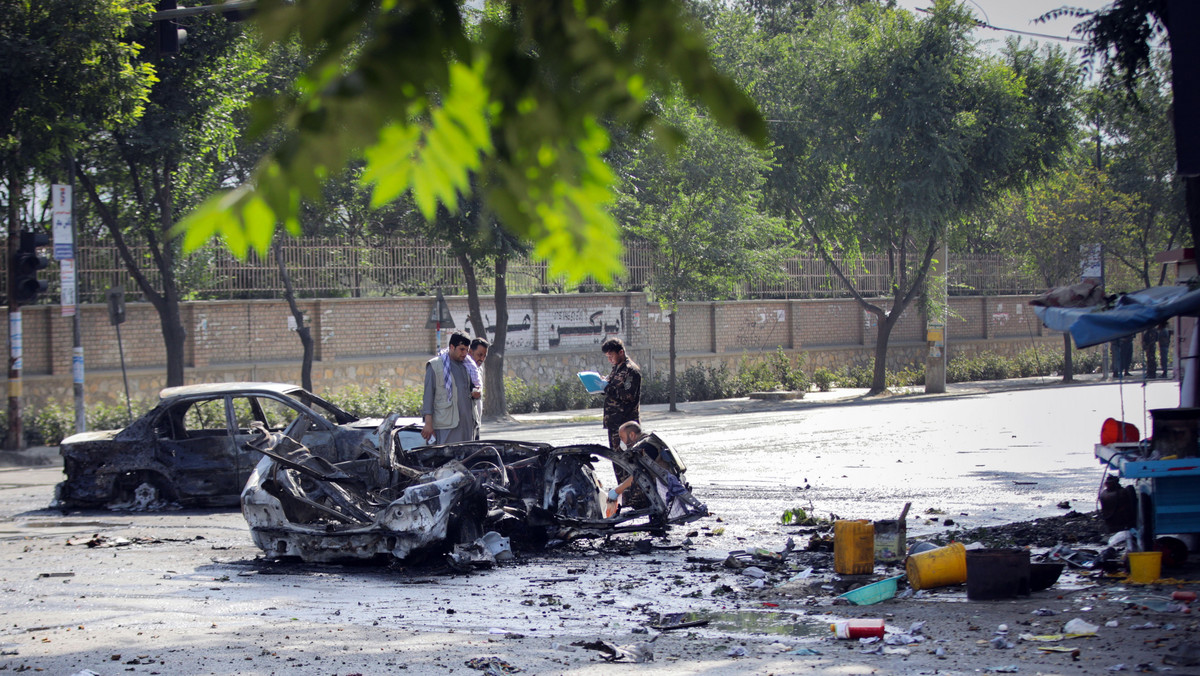 Do dziewięciu wzrósł bilans ofiar śmiertelnych piątkowego wybuchu bomby przed wejściem na Uniwersytet Kabulski. Liczba rannych wzrosła do 33 - podały  władze. Atak nastąpił gdy w Katarze toczy się 7. runda rozmów delegacji talibów z przedstawicielami władz USA.