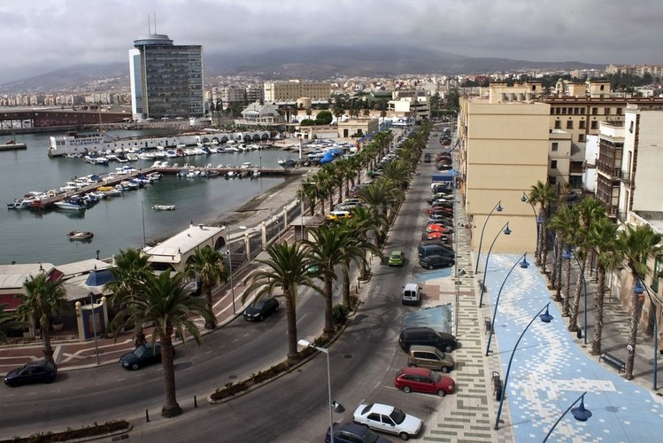 Melilla, Hiszpania. Należący do Hiszpanii region położony na wschodnim wybrzeżu Maroka cierpi z powodu 28,6-procentowego bezrobocia. Jeszcze gorsza sytuacja panuje na rynku pracy wśród osób młodych. 60,9 proc. osób w wieku 15-24 lata nie ma pracy. Jako miasto portowe, Melilla jest ważnym ośrodkiem rybołówstwa i przetwórstwa rybnego.  Region ten na powierzchnię zaledwie 12,53 km kw.  i zamieszkuje go około 71 tys. osób. Na zdjęciu Melilla, hiszpańskie miasto portowe w północnej Afryce.