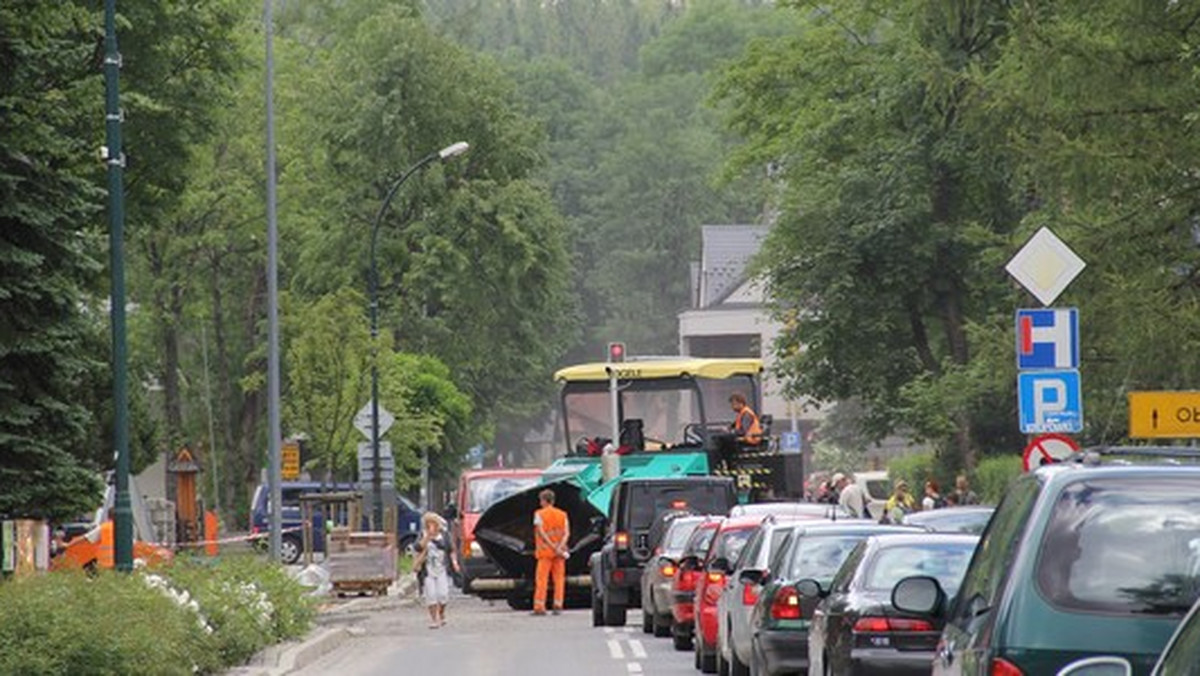 Miejskie remonty paraliżują ruch w centrum Zakopanego. Jak zwykle wraz z rozpoczęciem wakacji drogowcy rozkopali i zamknęli dla ruchu kilka głównych ulic. Mimo niezbyt dużego ruchu turystycznego na ulicach powstają spore korki - informuje Radio Kraków.