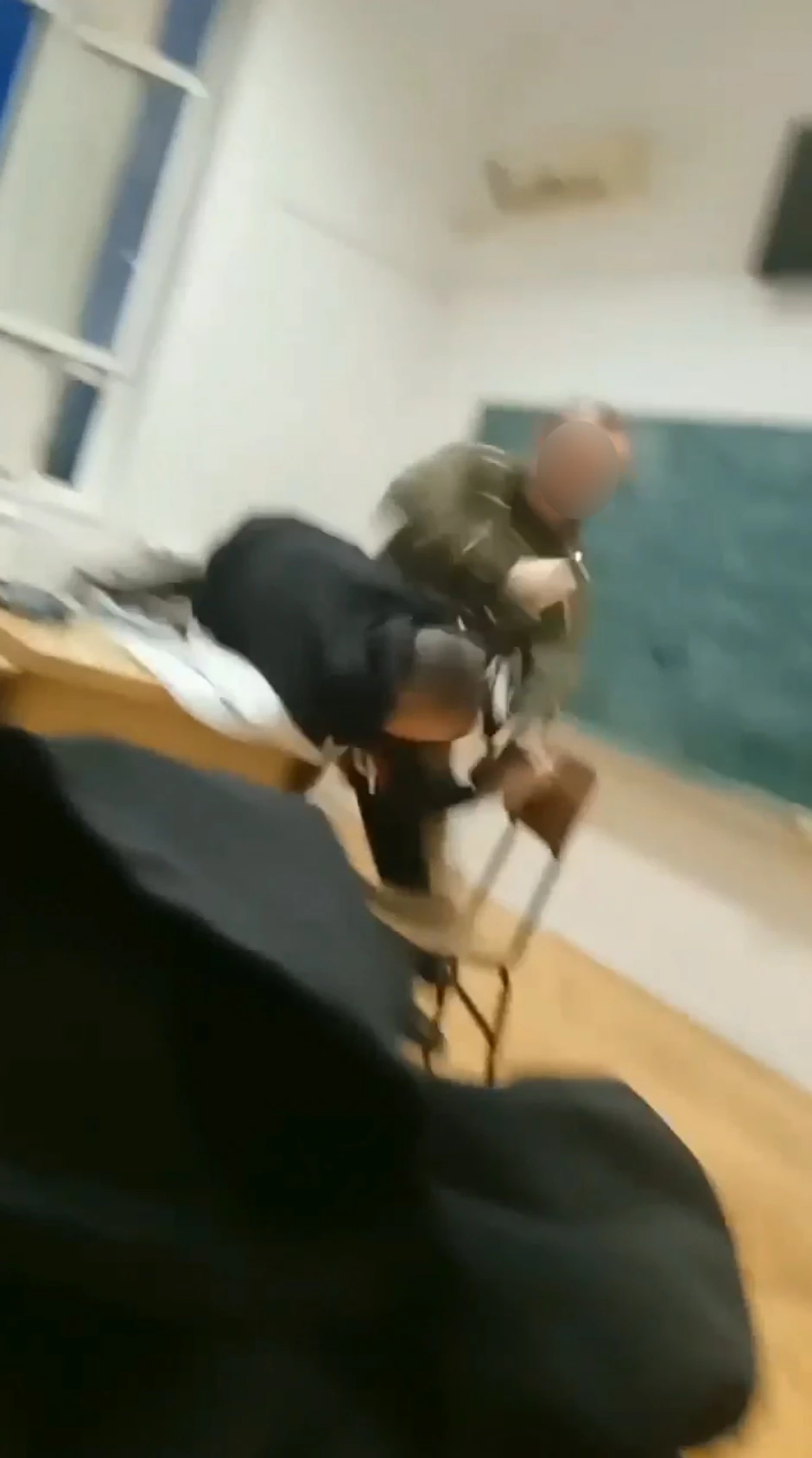 Učenik ustaje sa katedre na koju ga je oborio nastavnik