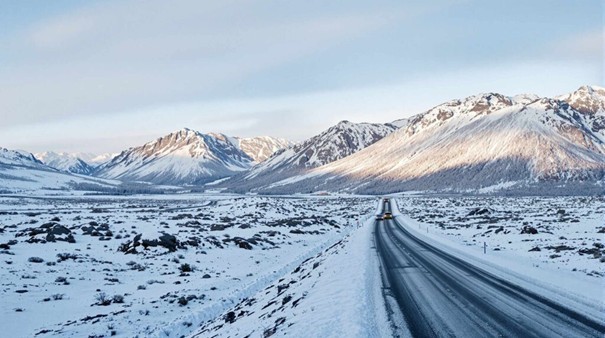 Počas zasnežených dní je opatrnosť najlepší spoločník vodiča. 