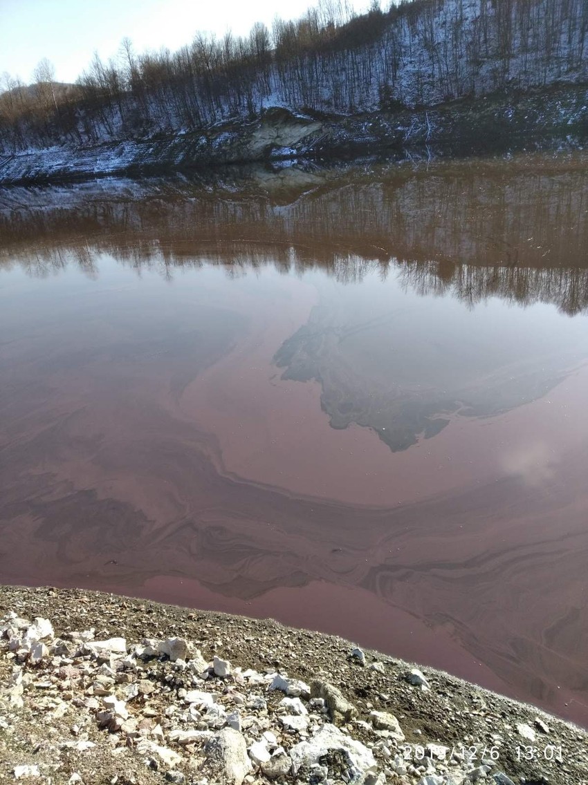 Crvenilo od algi prekrilo je veći deo jezera od ušća do brane