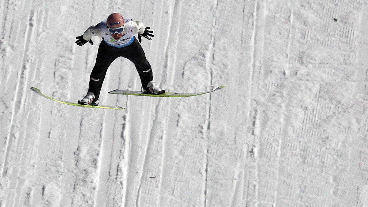 Reprezentanci Austrii wygrali konkurs drużynowy na mamuciej skoczni w norweskim Vikersund. Dla Austriaków jest to trzeci tytuł mistrzowski z rzędu. Srebrny medal przypadł Niemcom (23,2 pkt straty do Austrii), a brązowy Słoweńcom. Polacy, mimo skoku Piotra Żyły, w którym poprawił rekord Polski Adama Małysza, zdołali awansować tylko o jedno miejsce i zawody zakończyli na siódmej pozycji.