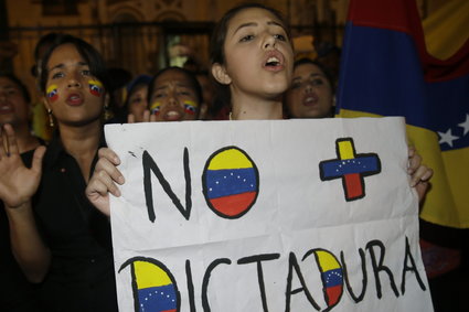 Prezydent Wenezueli brzytwy się chwyta. "Nie chcę wojny domowej"