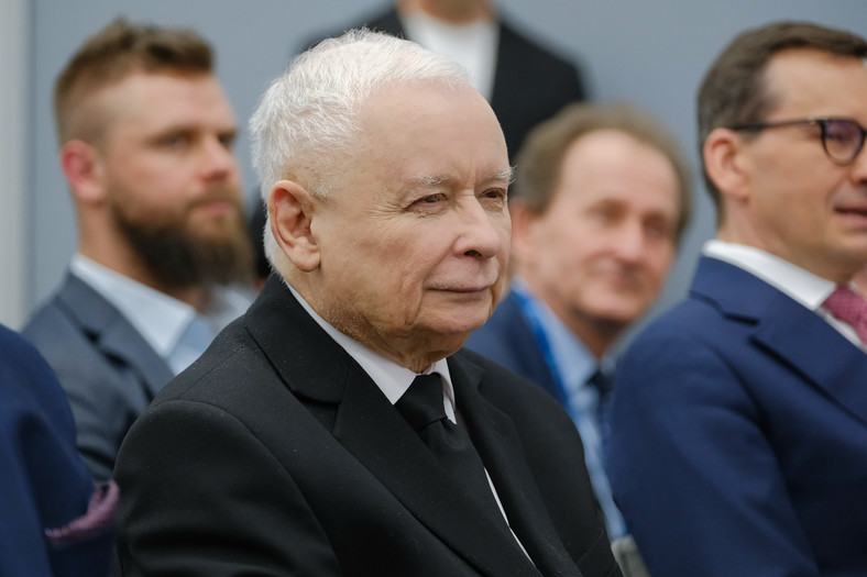 Jarosław Kaczyński podczas nadania sali MEN im. Lecha Kaczyńskiego (24.04.2023)