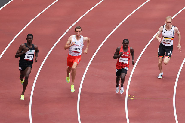 Patryk Dobek (2L) w biegu eliminacyjnym na dystansie 800 m mężczyzn