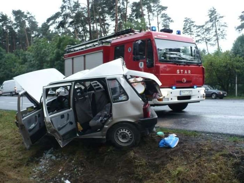 Fiat był tak zmiażdżony, że strażacy musieli rozcinać karoserię