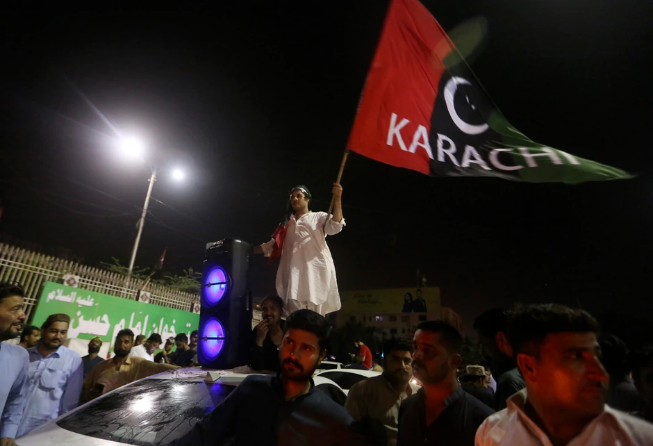 Pristalice opozicije u Karačiju nakon izglasavanja nepoverenja Imranu Kanu
