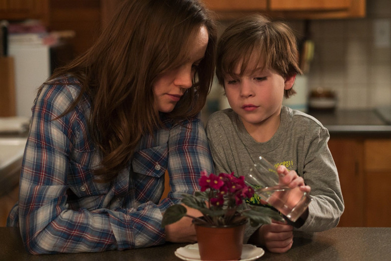 Brie Larson i Jacob Tremblay w filmie "Pokój"