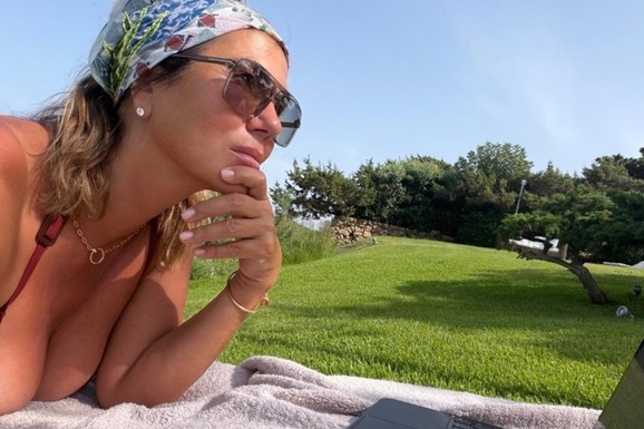 "TEHNIČKI, RADIM OD KUĆE" Branka Nevistić voli milionera i uživa na ogromnom imanju: Pokazala kako leži u dvorištu, GRUDI U PRVOM PLANU (FOTO)