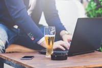 "Bo woda już nie wystarczała". Piotrek wypijał w pracy osiem piw. Ale nie tylko on, pili wszyscy