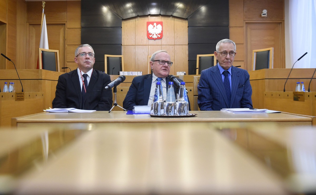 Sędziowie Trybunału Konstytucyjnego: Piotr Tuleja (L), Stanisław Biernat (C) i Stanisław Rymar (P)