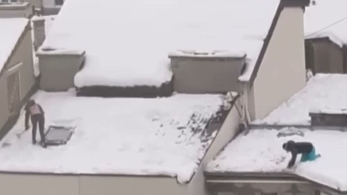 Dvoje Beograđana čisti krov usred minusa