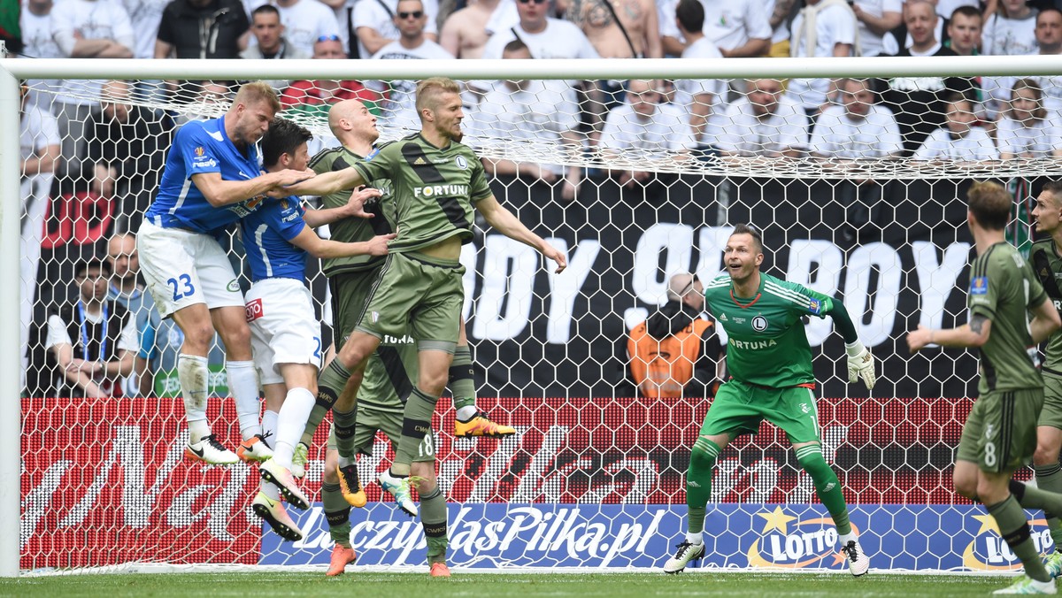 Kolosalnie dużo zmieniło się w świecie polskiej piłki, jeśli spojrzymy na jego całokształt z perspektywy smutnych, szarych lat 90-tych. Jednak pod względem sportowej jakości wydarzeń najważniejszych, tych na których koncentruje się uwaga wszystkich sympatyków dyscypliny, wciąż jesteśmy doskonałymi producentami… niedosytu pomieszanego z odrobiną wstydu. I taki też był tegoroczny finał rozgrywek o Puchar Polski.