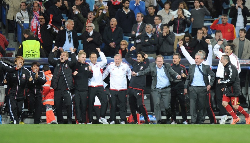 Radość piłkarzy i trenerów Bayernu Monachium po awansie do finału Ligi Mistrzów