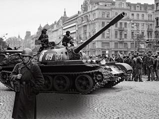 Czołgi wojsk Układu Warszawskiego na ulicach Pragi, 1968 rok.