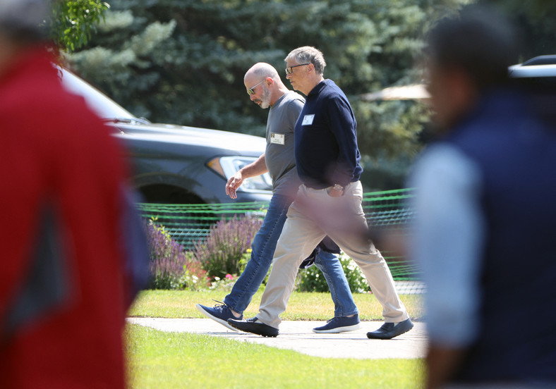 Prezes i dyrektor generalny Chubb Limited Evan Greenberg (po lewej) i współzałożyciel Microsoftu Bill Gates idą razem po sesji na konferencji Allen & Company Sun Valley w stanie Idaho, 8 lipca 2021 r.