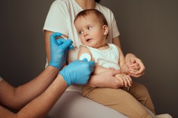 Polskie dzieci szczepione preparatem, który już nie działa. Lekarze: tylko 2 proc. ochrony przed groźnymi bakteriami