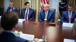 kto naprawdę rządzi kadrami trumpa? kluczowy urzędnik urodził się… nie