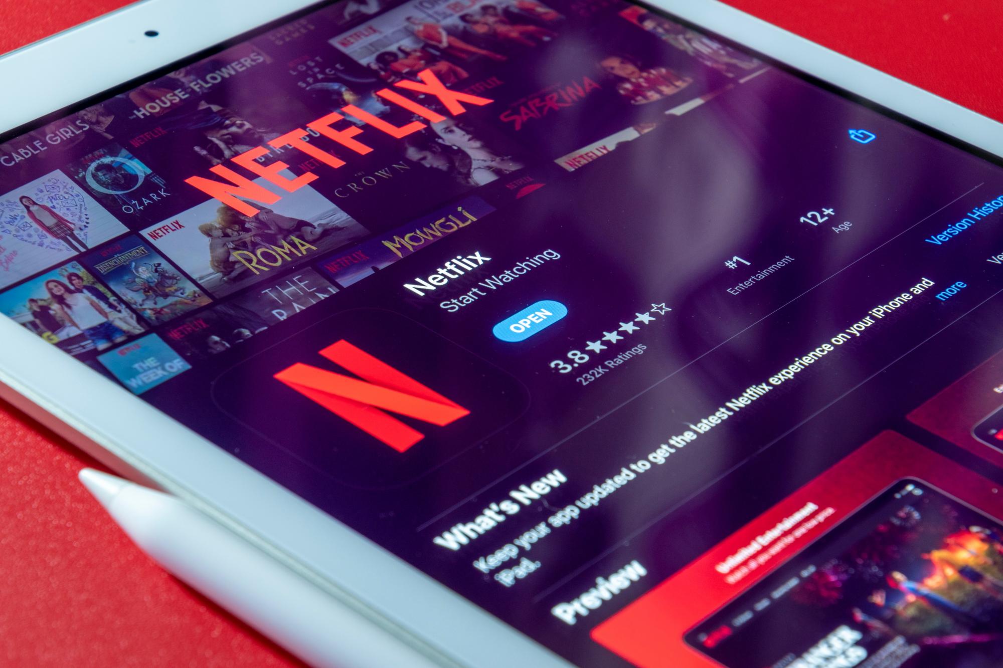 Netflix patrí už dlhodobo medzi jedny z najobľúbenejších streamovacích služieb, no aj napriek tomu dokáže svoje publikum prekvapiť.