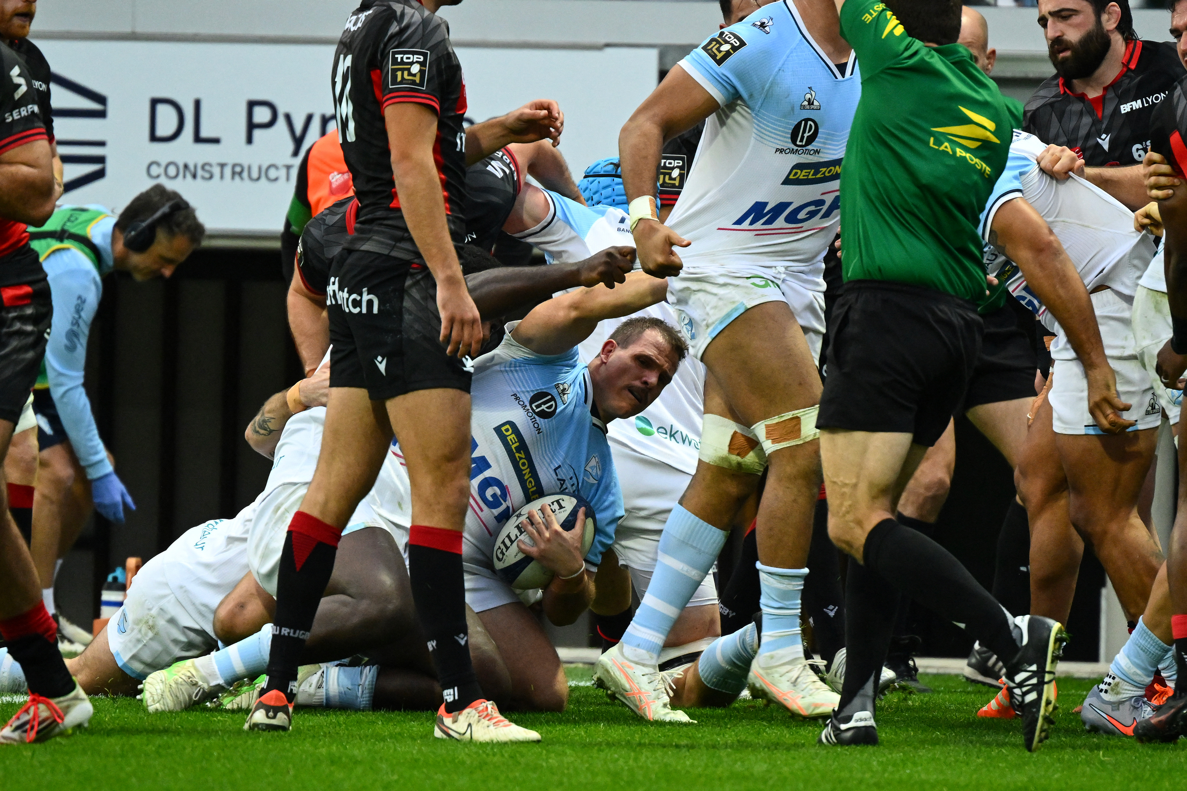 Top 14: Bayonne s'impose 22-20 face à Lyon après une bagarre