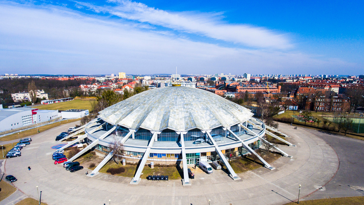 Po niemal trzech tygodniach poznańska hala widowiskowo-sportowa Arena jest ponownie otwarta dla publiczności. Pod koniec listopada doszło tam do wypadnięcia elementu sufitu podwieszonego, znajdującego się pod kopułą obiektu.