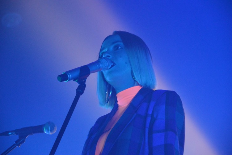 Natalia Nykiel podczas koncertu w klubie Stodoła. Warszaw, 28 listopada 2019