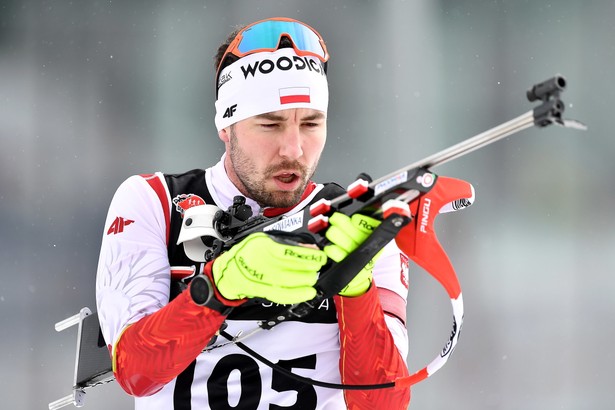 Grzegorz Guzik na strzelnicy podczas biegu na 15 km ze startu wspólnego, na mistrzostwach Polski w biathlonie