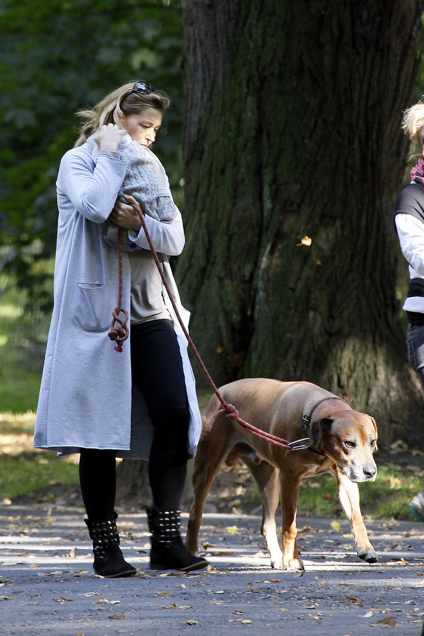 Beata Sadowska z dzieckiem i psem na spacerze w parku