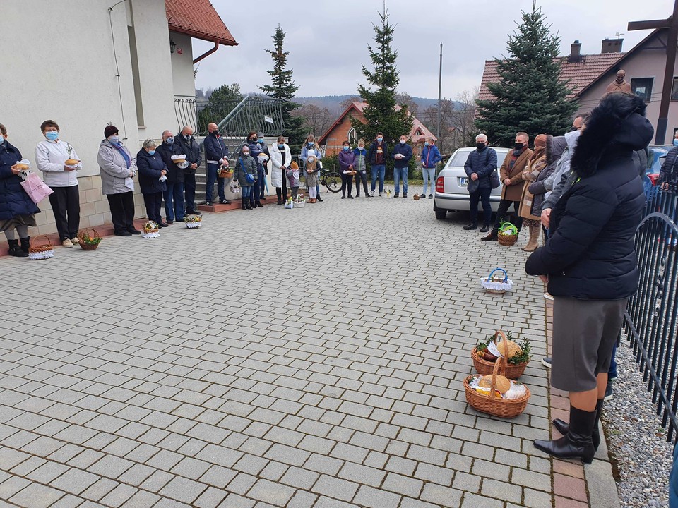 Święcenie pokarmów w parafii im. Brata Alberta w Radwanowicach