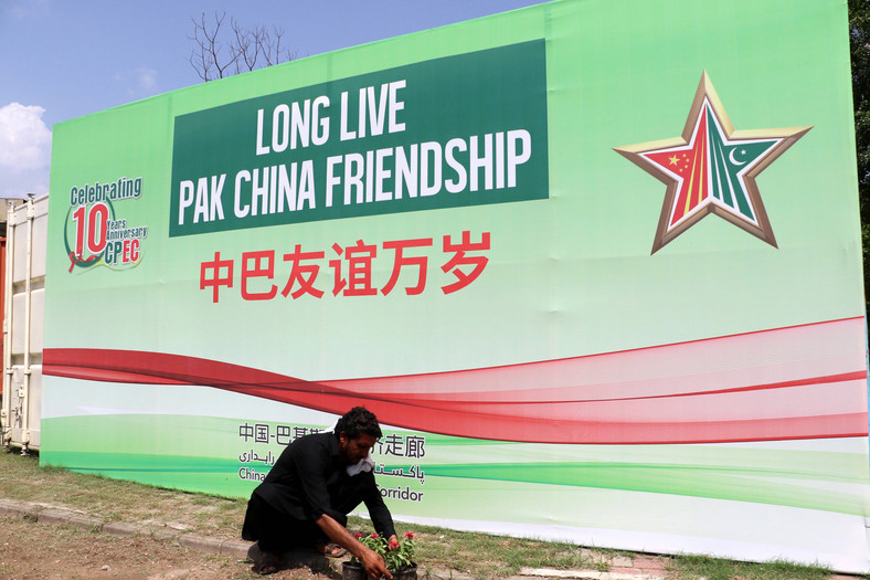 Billboard witający chińskiego wicepremiera He Lifenga, który wziął udział w obchodach 10. rocznicy powstania korytarza gospodarczego Chiny–Pakistan (CPEC) w Islamabadzie, Pakistan, 30 lipca 2023 r.