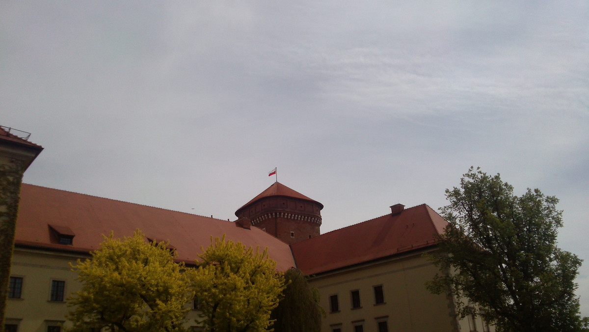 Poniedziałek 4 maja jest pierwszym dniem nieświątecznym, w którym biało-czerwona flaga powiewa na Wawelu. I tak już będzie na stałe. To efekt akcji Flaga na Wawel, którą zainicjował przewodnik Tomasz Darda.