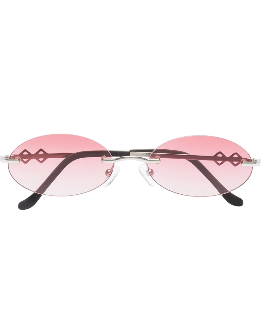 Lunettes de soleil ovales «Vicky» de Karen Wazen, 166 francs, chez Farfetch. 