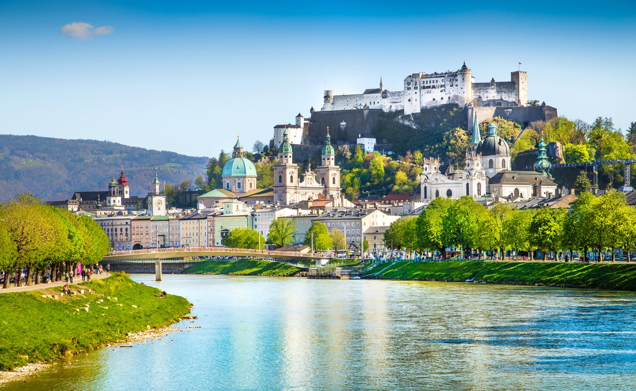 Salzburg patrí medzi turistami vyhľadávané mestá. (ilustračné foto)