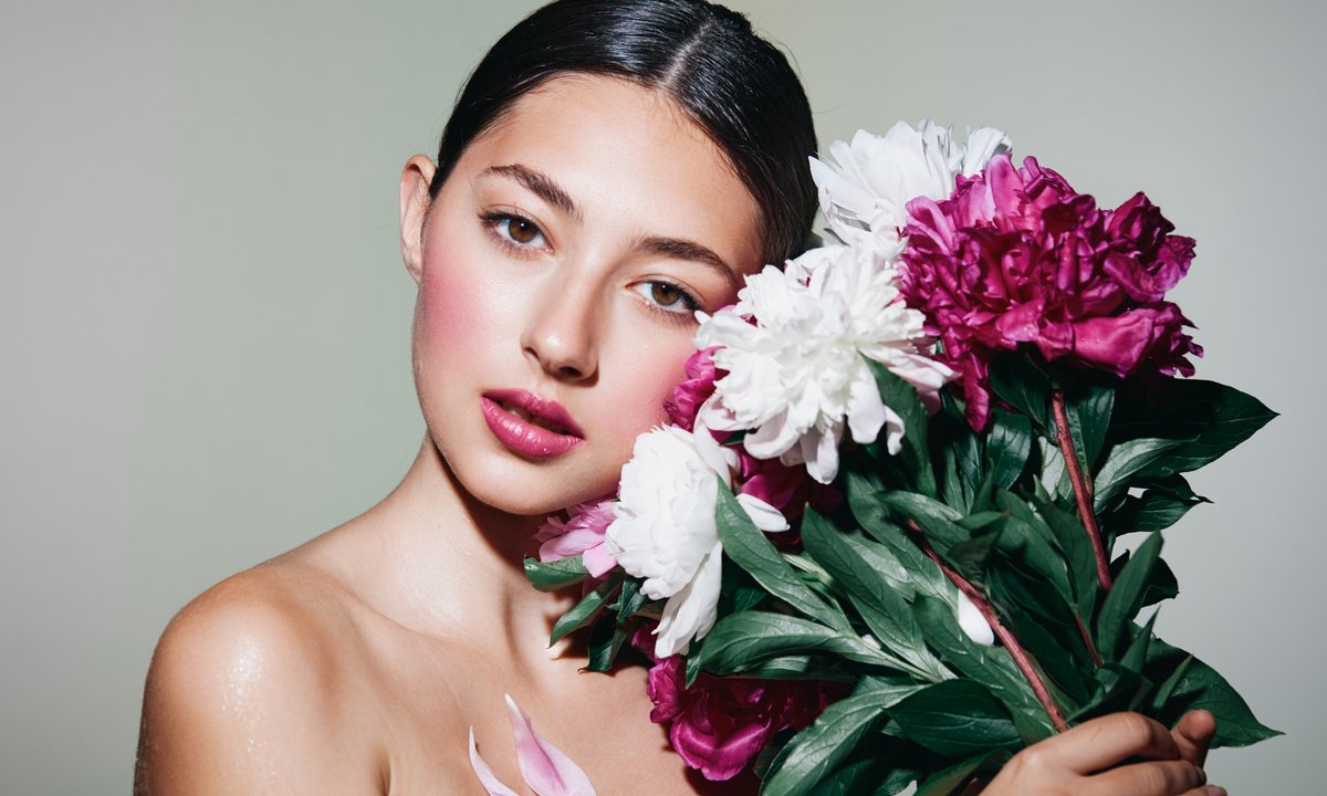 Ten kolor różu polecają wszyscy makijażyści. Daje efekt liftingu, w kilka sekund odejmie lat