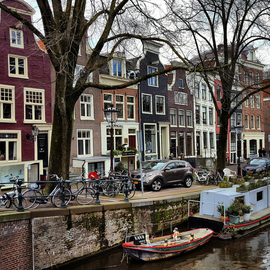 Amsterdam jest centrum życia kulturalnego Holandii z licznymi muzeami i galeriami. Rocznie odwiedza Amsterdam około czterech milionów turystów. 