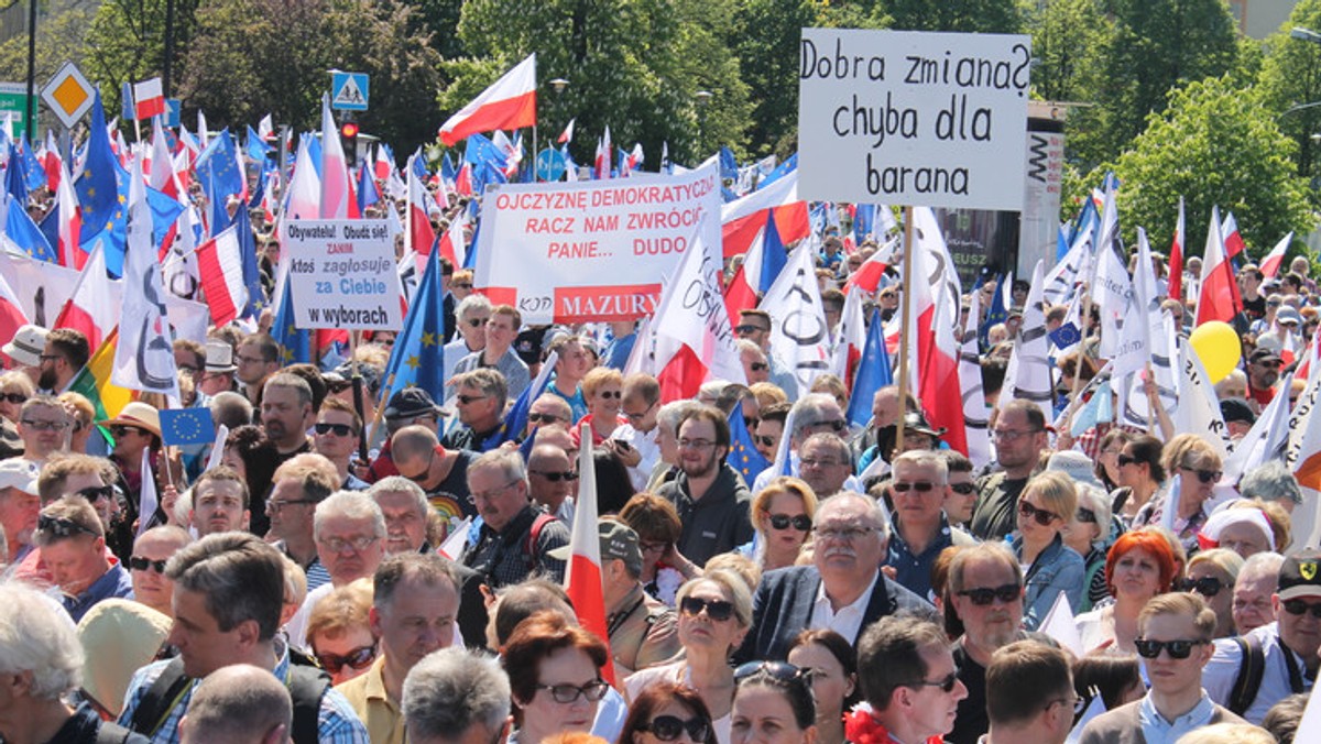 Dymisja rządu Beaty Szydło, gwarancja nienaruszalności praw kobiet, wprowadzenie przyjaznego rozdziału państwa od Kościoła, zatrzymanie reformy oświaty, to niektóre z postulatów, które głośno wyrażane będą podczas kolejnych manifestacji w całej Polsce. Mowa o tak zwanym strajku obywatelskim, który wystartuje 13 grudnia, w rocznicę wprowadzenia stanu wojennego.