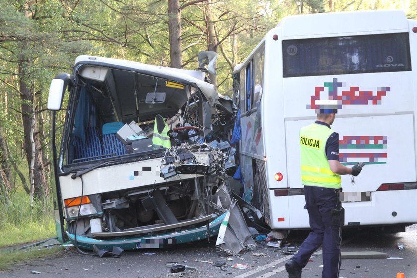 Jeden z autobusów został niemal doszczętnie zniszczony