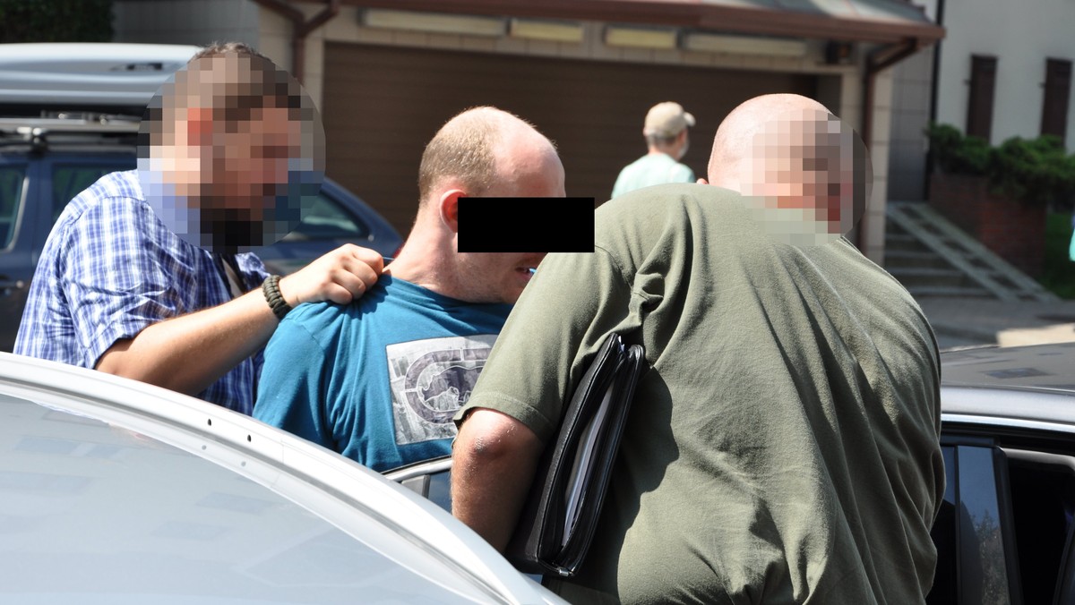 Stołeczni policjanci złapali sprawcę brutalnego napadu. 33-letni mężczyzna okradł aptekę. Podczas szamotaniny bandyta postrzelił dostawcę leków. Napastnikowi grozi do 12 lat więzienia.